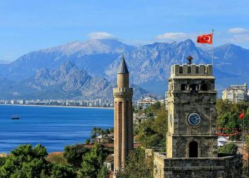 Antalya’da tarihi Saat Kulesi’nin orijinal saatini çalıp plastiğini takmışlar