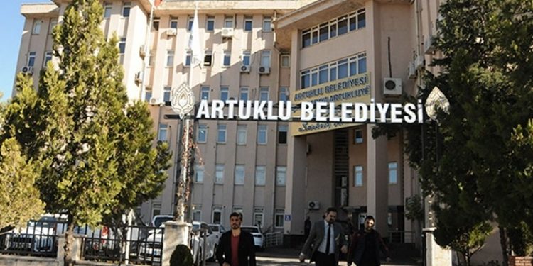 Artuklu Belediyesi’nde usulsüzlük: AKP’li 13 meclis üyesinden istifa dilekçesi