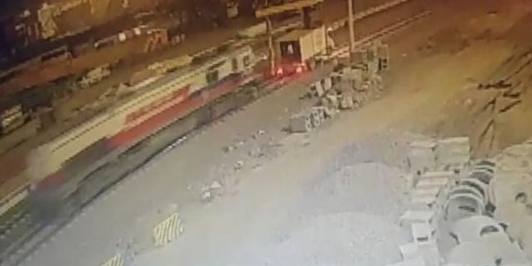Arızalanan lokomotif işçilere çarptı: 1 ölü, 2 yaralı