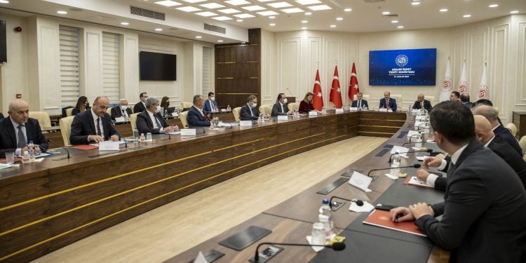 Asgari Ücret Komisyonu toplandı: Gazeteciler, binaya alınmadı