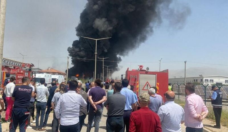 Atık yağ geri dönüşüm tesisinde yangın çıktı