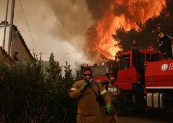 Atina'da yangın: Bazı bölgeler tahliye edildi