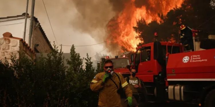 Atina'da yangın: Bazı bölgeler tahliye edildi