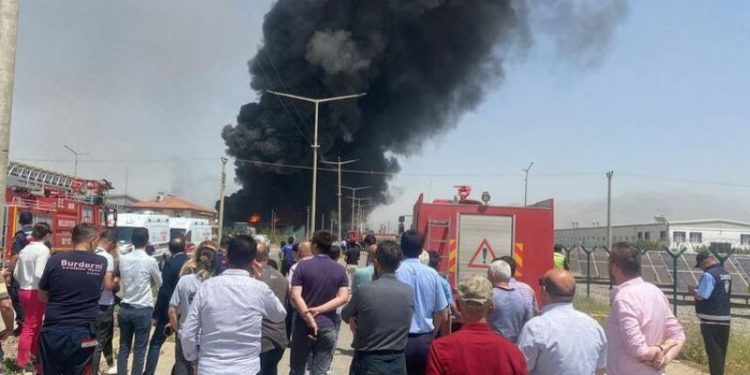 Atık yağ geri dönüşüm tesisinde yangın çıktı