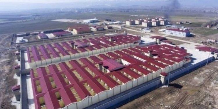 Ayakta sayıma karşı çıkan tutuklu darp edildi: 'Bu işkence son bulsun, yeter artık'