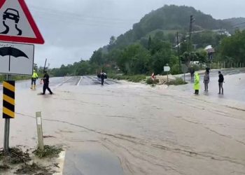 Bartın-Karabük yolunda sel: Ulaşım tek şeritten sağlanıyor