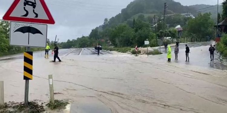Bartın-Karabük yolunda sel: Ulaşım tek şeritten sağlanıyor