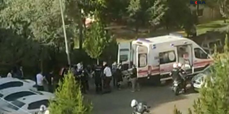 Batman’da cinnet geçiren polis, eşi ve çocuğunu vurup intihar etti