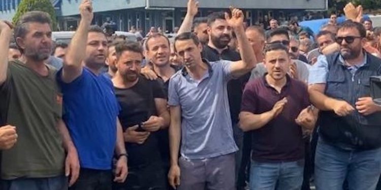 Bağcılar'da esnaf, yüksek kira ve aidat artışına karşı eylem yaptı