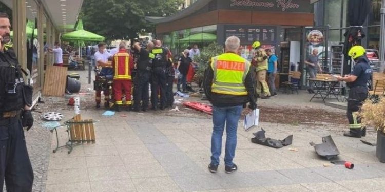 Berlin'de araç kalabalığın arasına daldı: 1 ölü, 30 yaralı