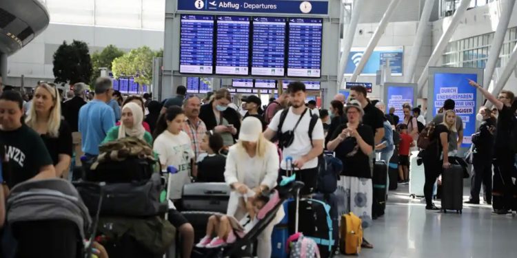 Bild: Almanya, havalimanlarındaki eksikliği gidermek için Türkiye'den binlerce geçici personel alabilir