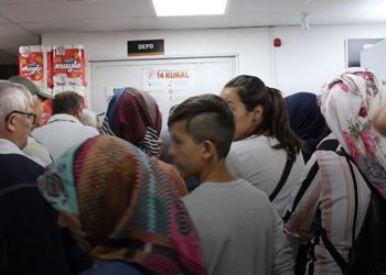 Bilecik'te ucuz şeker kuyruğu: Çok eskiden tüp kuyruğu vardı şimdi şeker kuyruğu var