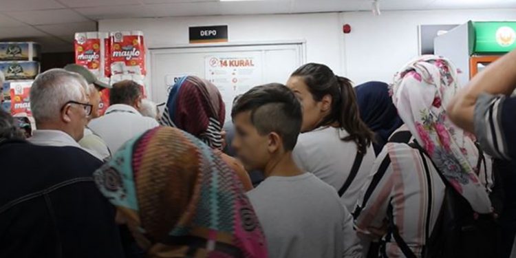 Bilecik'te ucuz şeker kuyruğu: Çok eskiden tüp kuyruğu vardı şimdi şeker kuyruğu var