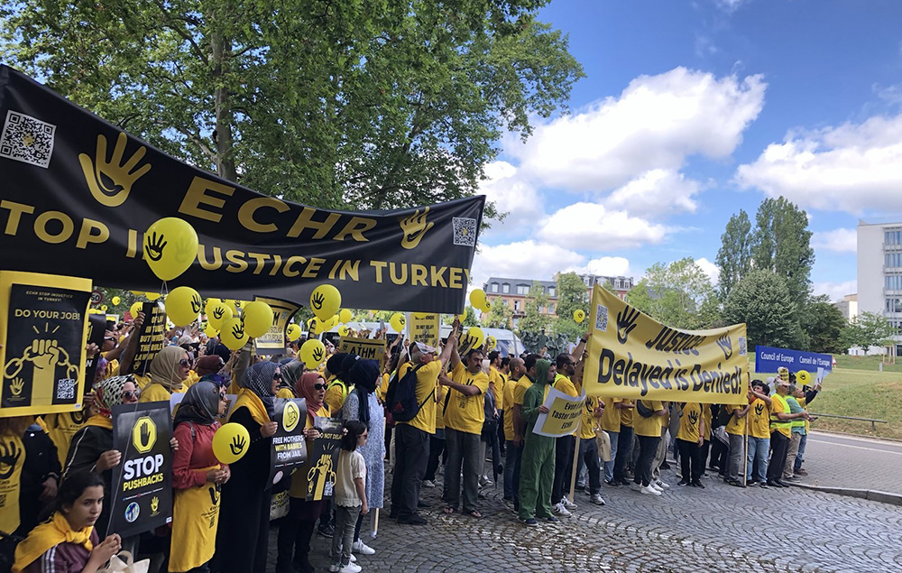 Binlerce KHK’lı, AİHM’nin önünde toplandı: Mağdurlar burada, hakimler nerede?