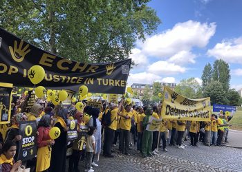 Binlerce KHK’lı, AİHM’nin önünde toplandı: Mağdurlar burada, hakimler nerede?