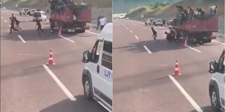 Bir kamyon dolusu göçmen polisi görünce böyle kaçtı