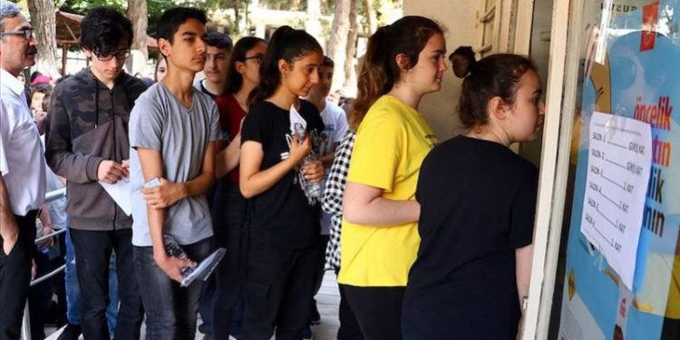 Bir milyonu aşkın öğrencinin katıldığı LGS sona erdi: Soru kitapçıkları ve cevaplar paylaşıldı