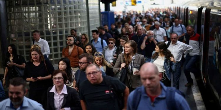 Birleşik Krallık'ta son 30 yılın en büyük grevi: Ulaşım felç oldu