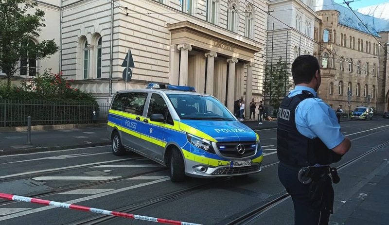 Bonn Bölge Mahkemesi'nin önünde kesik insan başı bulundu