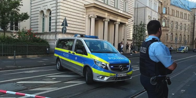 Bonn Bölge Mahkemesi'nin önünde kesik insan başı bulundu