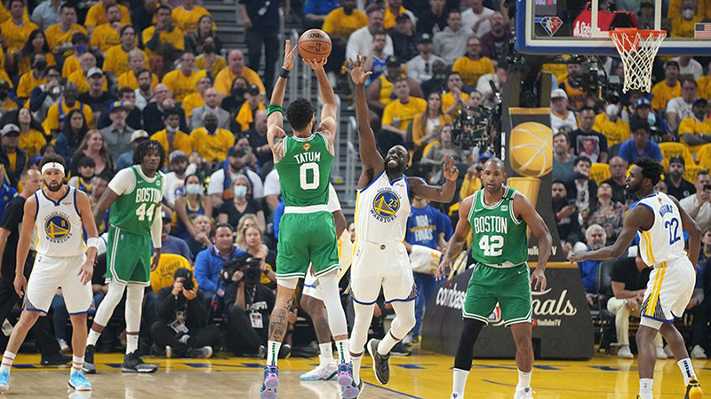 Boston Celtics son çeyrekte alev aldı, NBA finallerinde öne geçti