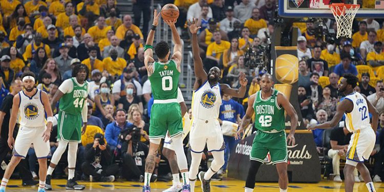 Boston Celtics son çeyrekte alev aldı, NBA finallerinde öne geçti