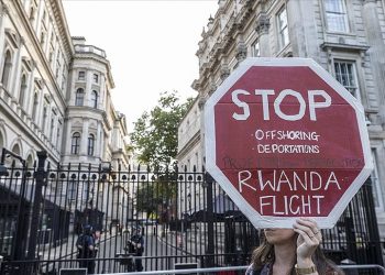 Britanya, AİHM kararına rağmen sığınmacıları Ruanda'ya gönderme planında ısrarcı