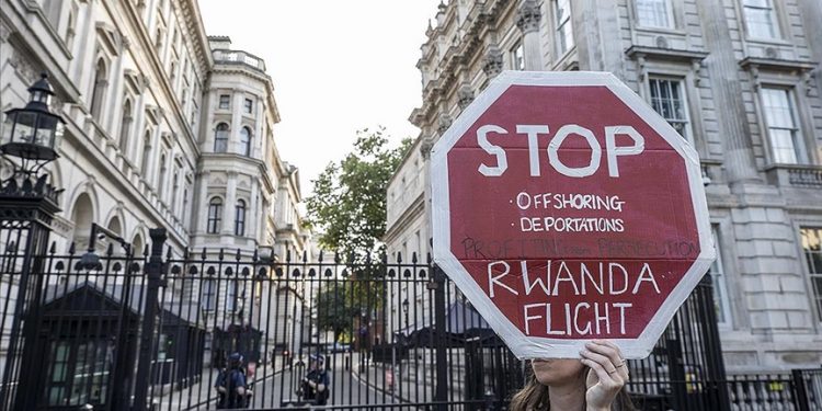 Britanya, AİHM kararına rağmen sığınmacıları Ruanda'ya gönderme planında ısrarcı