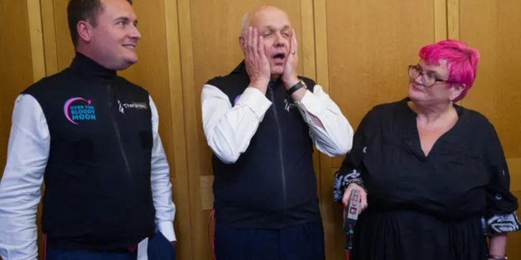 Britanya'da erkek vekiller menopoz semptomlarını tattı: Bunu biz yaşıyor olsak çok şikayet ederdik