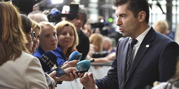 Bulgaristan’da 6 aylık koalisyon hükümeti düştü