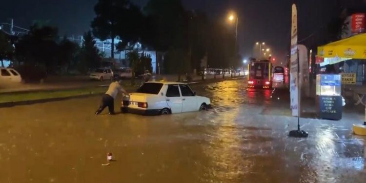Burdur’da 30 evi su bastı, 1 ölü; Meteoroloji’den sağanak yağış ve sel uyarısı yapıldı