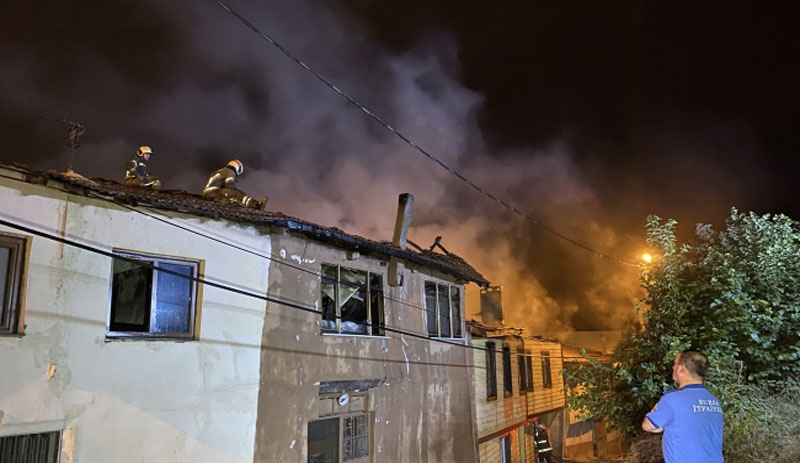 Bursa'da tekstil atölyesindeki yangın 2 eve sıçradı