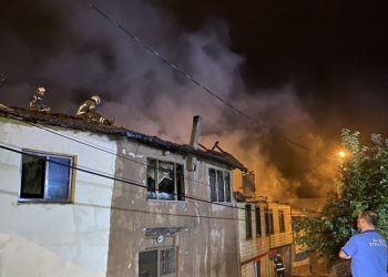 Bursa'da tekstil atölyesindeki yangın 2 eve sıçradı