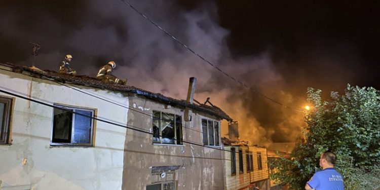 Bursa'da tekstil atölyesindeki yangın 2 eve sıçradı