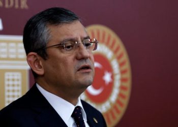 CHP'li Özel’den Ankara kulisi: Kirli çamaşırlar meydana saçılmadan krizi muhalefetin kucağına atacaklar