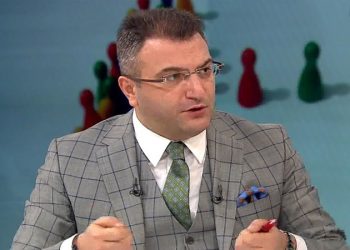 Cem Küçük'ten muhalif ekonomist ve partilere: Benzin fiyatlarını düşürmek için bir formül söyleyin, hükûmet de yapsın