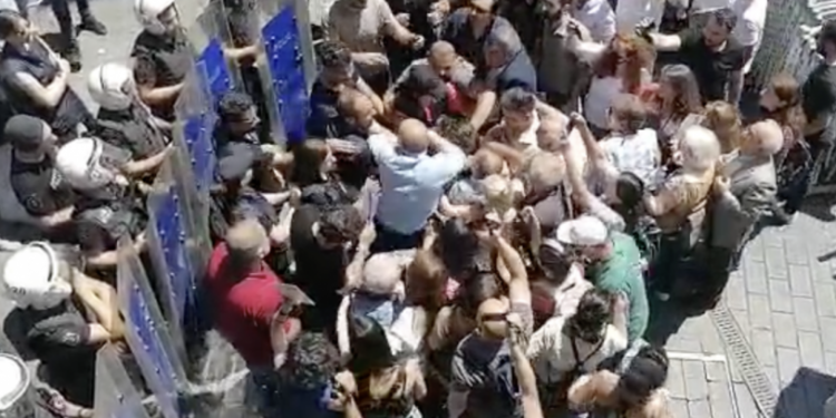 Cumartesi Anneleri'ne Galatasaray Lisesi önünde polis müdahalesi: Gözaltılar var