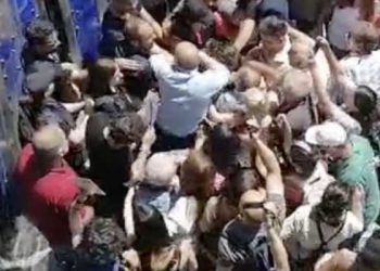 Cumartesi Anneleri'ne Galatasaray Lisesi önünde polis müdahalesi: İHD Eş Genel Başkanları Eren Keskin ve Öztürk Türkdoğan'a kelepçeli gözaltı