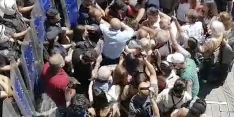 Cumartesi Anneleri'ne Galatasaray Lisesi önünde polis müdahalesi: İHD Eş Genel Başkanları Eren Keskin ve Öztürk Türkdoğan'a kelepçeli gözaltı