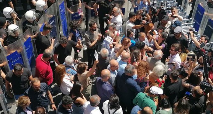 Cumartesi Anneleri’nin 900’üncü buluşmasına polisten sert müdahale