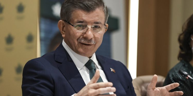 Davutoğlu’ndan iktidara: Yanlış yoldasınız vazgeçin
