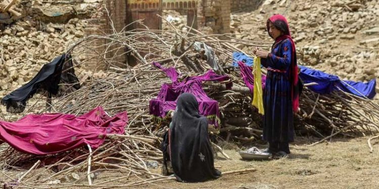 Depremde ailesinden 22 kişiyi kaybeden Afgan genç, yaşadıklarını anlattı: "Kim için yas tutsam, hangisi için ağlasam bilemiyorum"