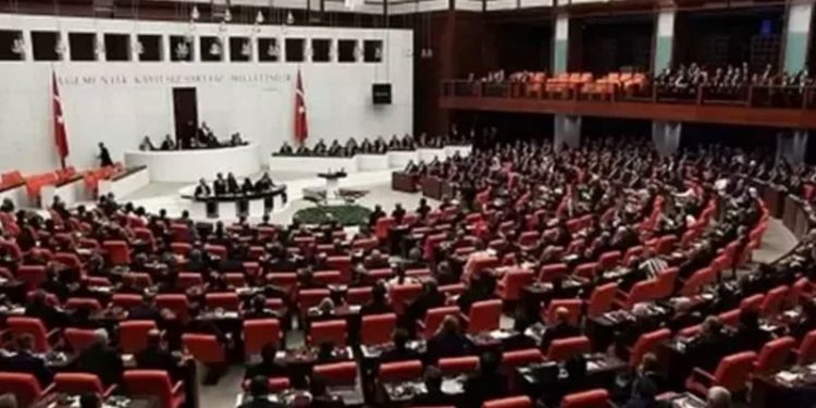 Dezenformasyon teklifinin ilk 15 maddesi kabul edildi: TBMM Adalet Komisyonu'nda hangi değişiklikler yapıldı?