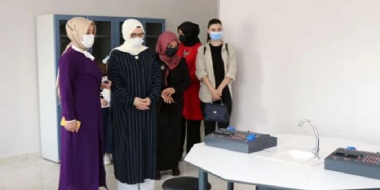 Diyanet’in ‘hanımefendi’si çantasını koruma polisine taşıttı