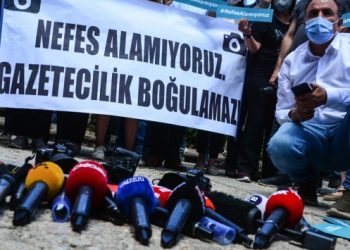 Diyarbakır'da &ccedil;ok sayıda gazeteci g&ouml;zaltına alındı