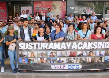 Diyarbakır’da 7 gündür gözaltında tutulan gazeteciler için açıklama: Gerçeklerin sesi olmayı sürdüreceğiz