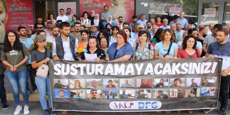 Diyarbakır’da 7 gündür gözaltında tutulan gazeteciler için açıklama: Gerçeklerin sesi olmayı sürdüreceğiz