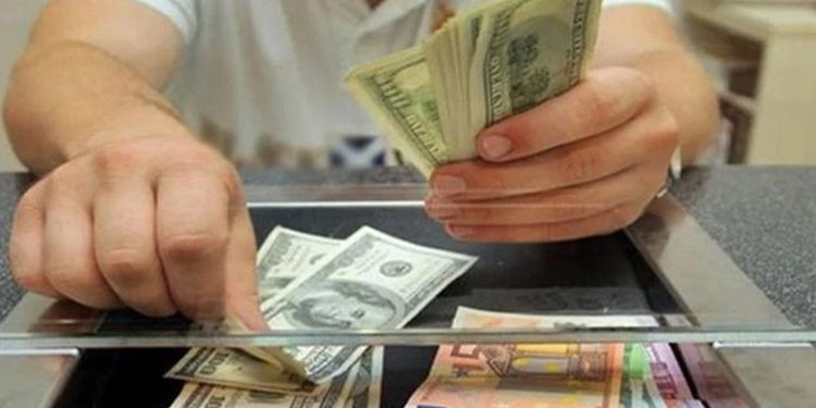 Dolar 17,30 TL’den, euro da 18,15 TL’den haftayı kapattı