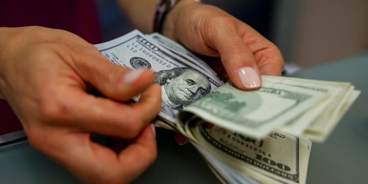 Dolar, yatay seyre geçti