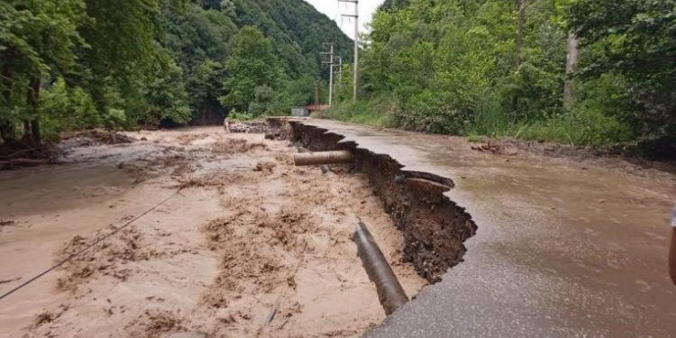 Düzce’de selden dolayı 11 köye ulaşım kısmen sağlanıyor